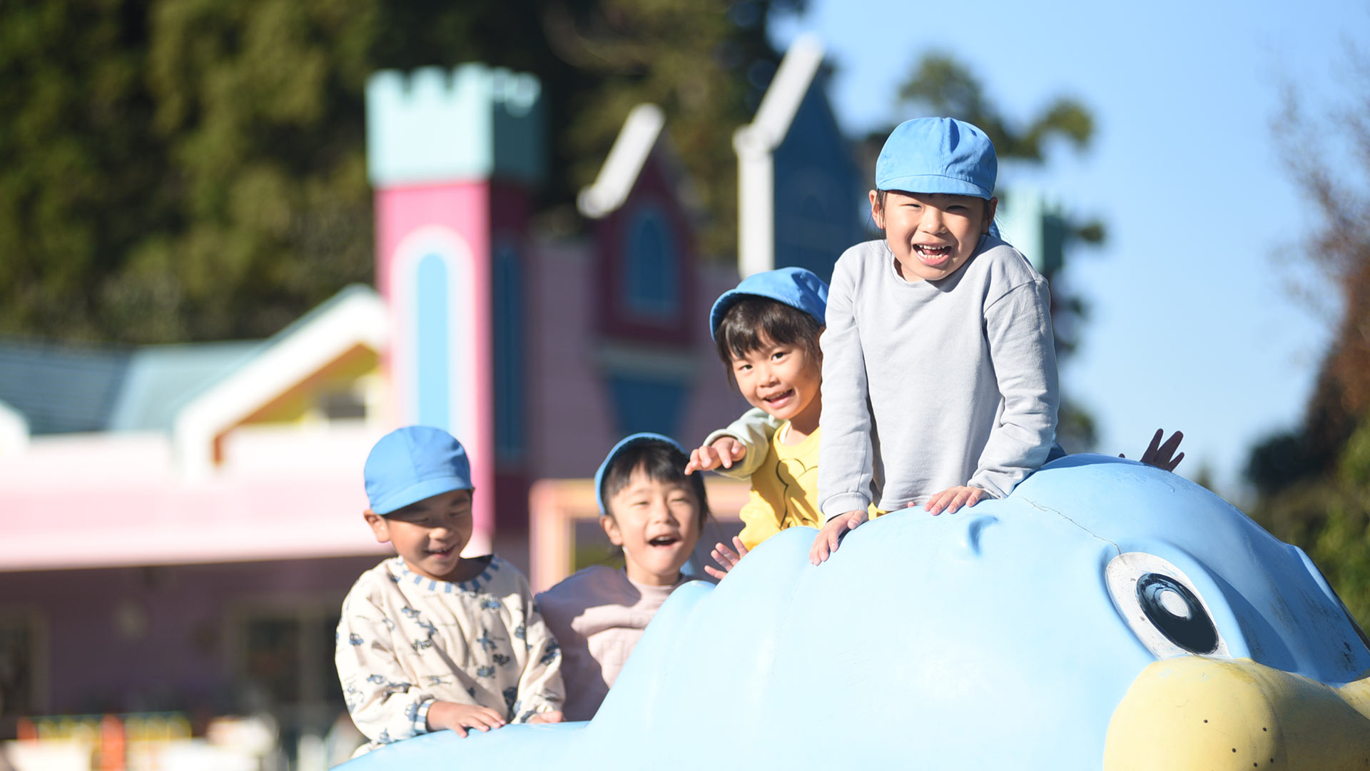 大型遊具であそぶ子どもたち